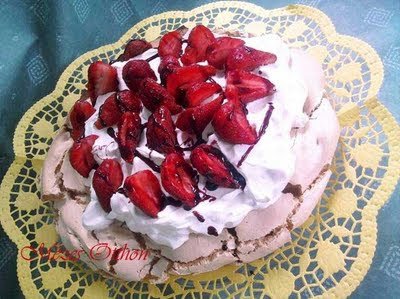 pavlova torta eperrel fotó