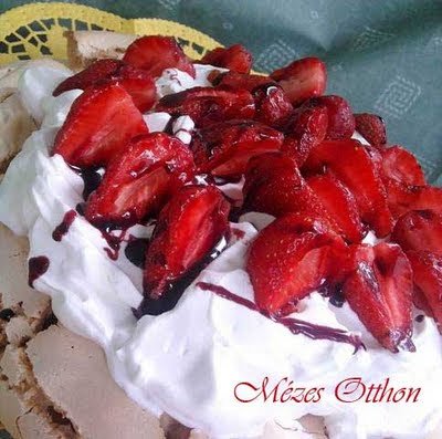 pavlova torta eperrel fotó