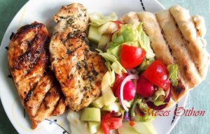 grillezett csirkemell salátával és pizzakenyérrel fotó