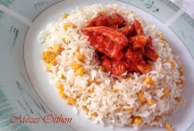 chilis-paradicsomos csirke kukoricás rizzsel fotó