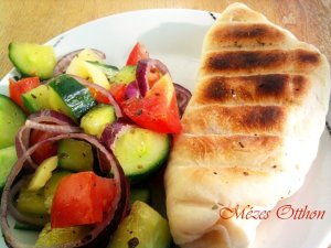 töltött pizzakenyér salátával fotó