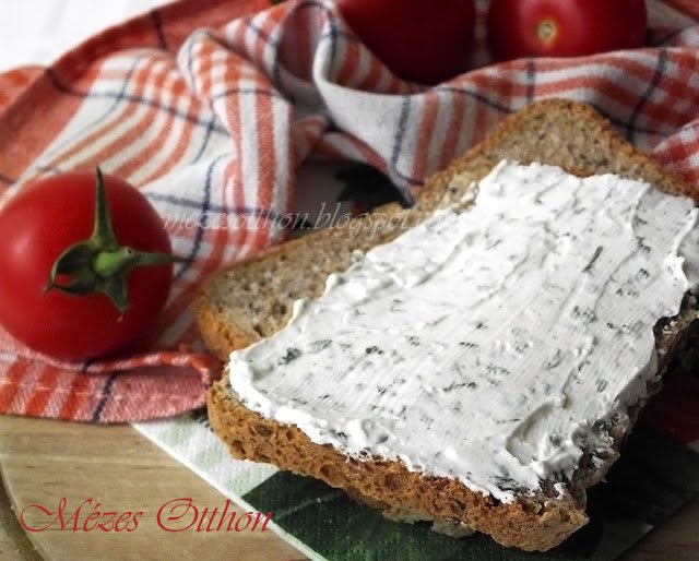 házi graham kenyér zöldfűszeres krémsajt