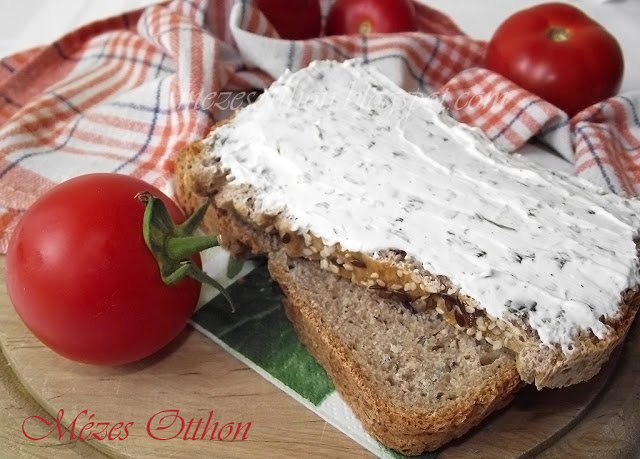 házi graham kenyér zöldfűszeres krémsajt fotó