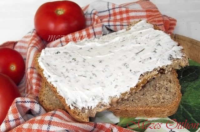 házi graham kenyér zöldfűszeres krémsajt fotó