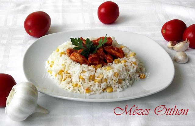 chilis paradicsomos csirke kukoricás rizzsel fotó