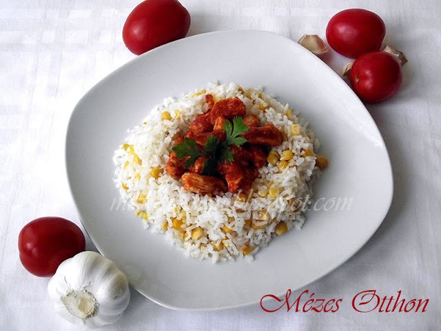 chilis paradicsomos csirke kukoricás rizzsel fotó