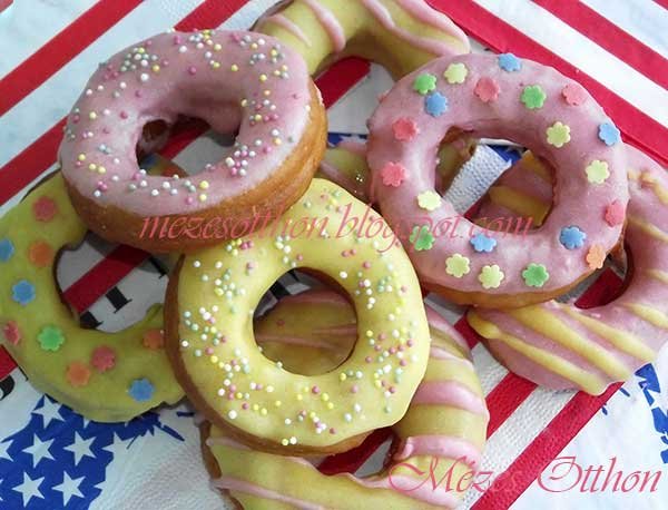 színes cukormázas amerikai fánk fotó