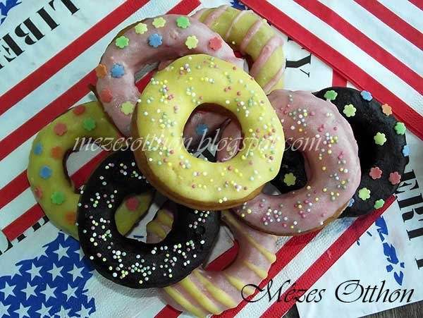 színes cukormázas amerikai fánk fotó