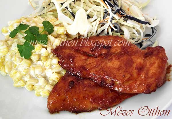 chilis mézes csirkemell majonézes kukorica salátával fotó