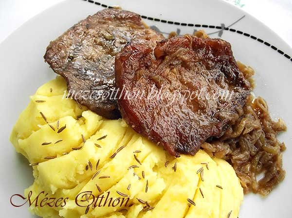  vörösboros sertésszelet hagymaágyon burgonyapürével fotó