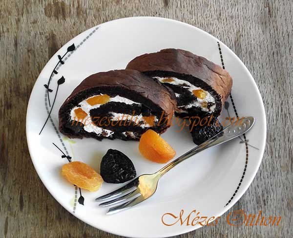 kakaós lisztmentes piskótatekercs túrókrémmel fotó