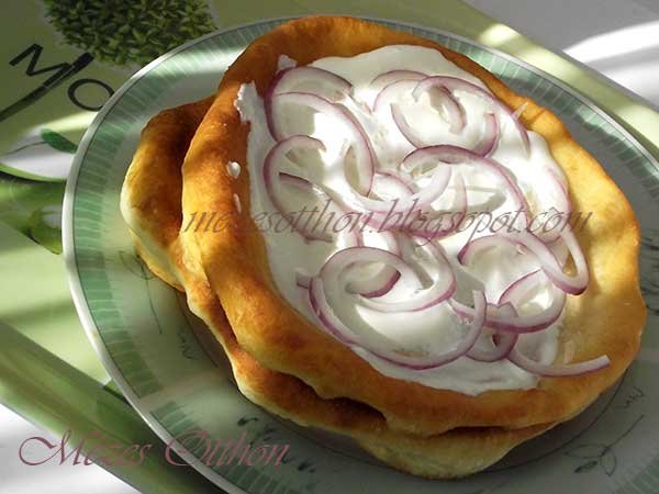 gyors lángos tejföllel hűtőben kelesztve fotó